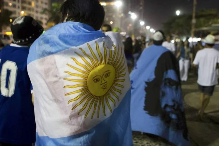 
	Torcedores da Argentina: cartaz tinha a mensagem &quot;As Malvinas s&atilde;o argentinas&quot;
 (Marco Bello/Reuters)