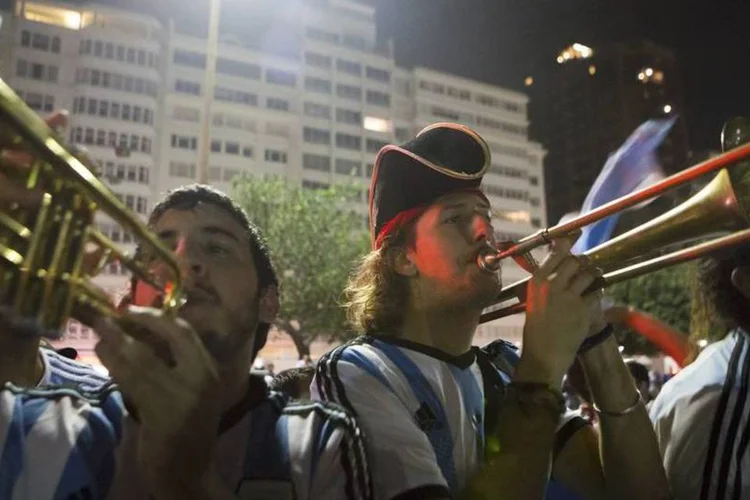 Torcedores da Argentina comemoram vitória sobre a Bósnia na Copa do Mundo, em Copacabana (Marco Bello/Reuters)