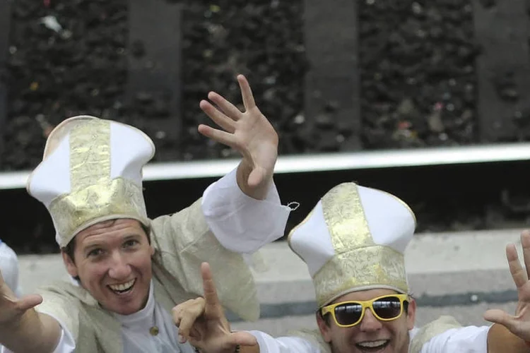 Torcedores argentinos fantasiados como Papa Francisco, na estação da Luz (Nacho Doce/Reuters)