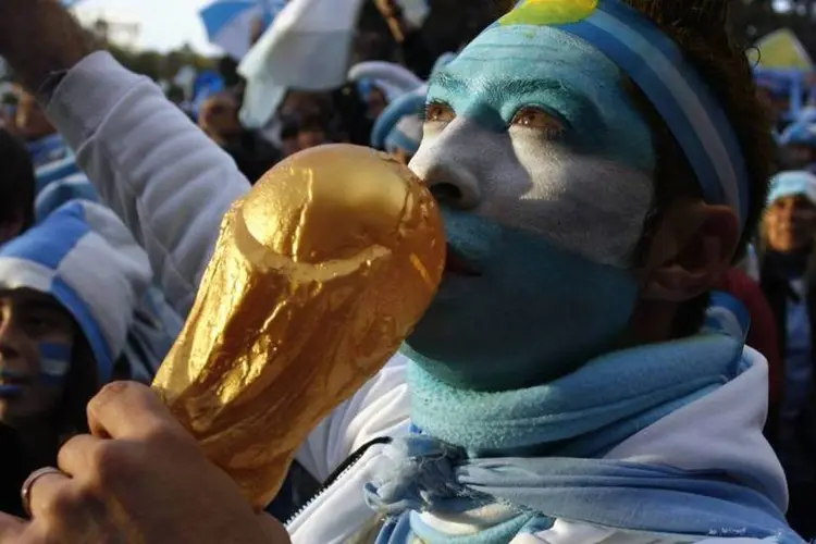 Torcedores comemoram a vitória da Argentina na semifinal da Copa do Mundo, em Buenos Aires (Martin Acosta/Reuters)