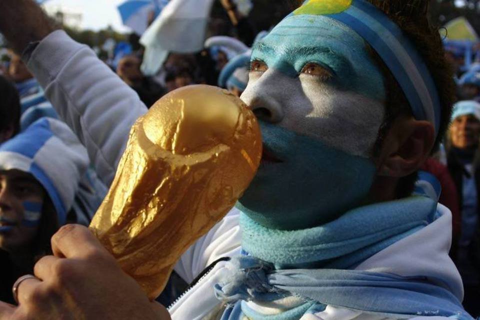 Copa dá a argentinos chance de esquecer problemas econômicos