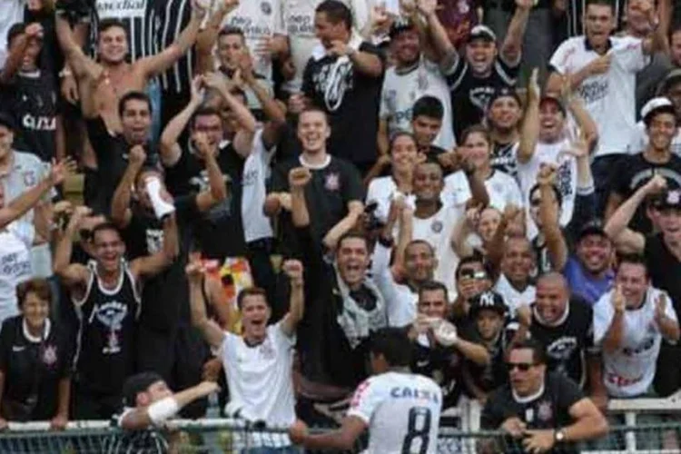 
	Torcedores do Corinthians: mais de cem torcedores invadiram o CT do time e amea&ccedil;aram jogadores, mas ningu&eacute;m foi preso pela pol&iacute;cia
 (AFP)