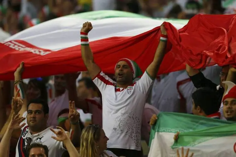 Torcedores do Irã durante partida da Copa do Mundo em Curitiba, na Arena da Baixada (Ivan Alvarado/Reuters)