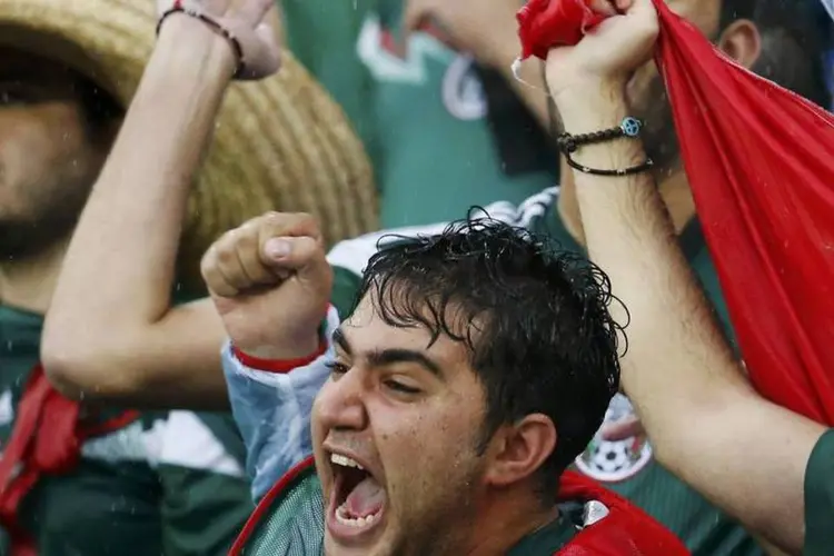 Torcedores mexicanos comemoram vitória da seleção durante jogo na Arena Dunas (Jorge Silva/Reuters)