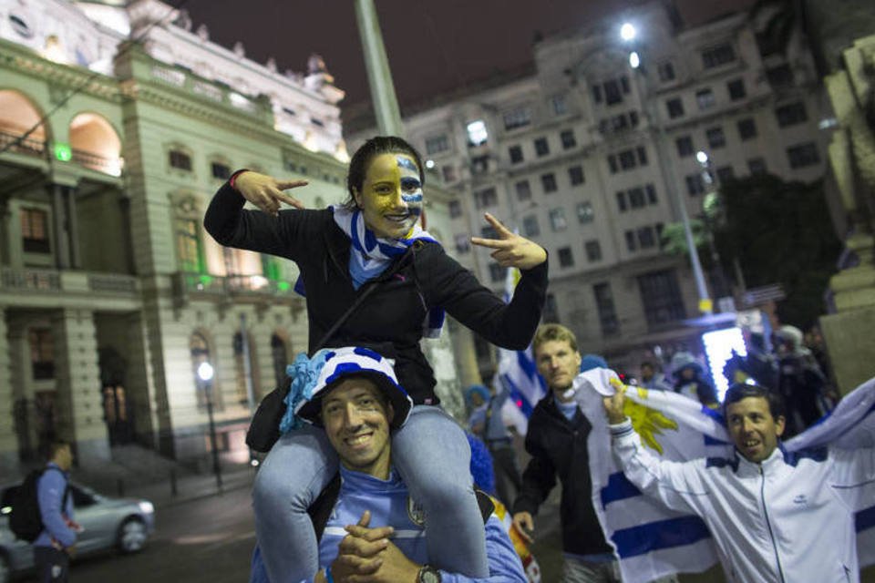 Uruguaios e colombianos vão atrás de ingressos no Rio