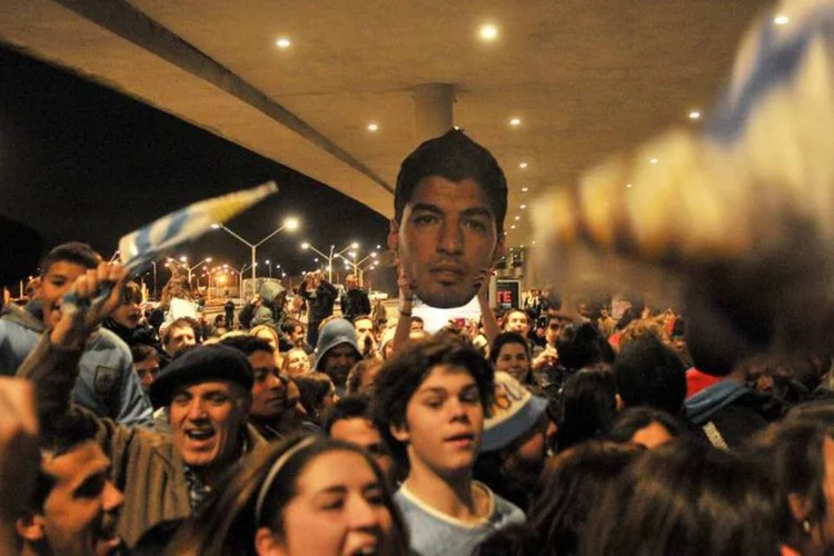 Torcedores uruguaios aguardam a chegada de Luis Suárez no Aeroporto Internacional de Carrasco (Carlos Pazos/Reuters)