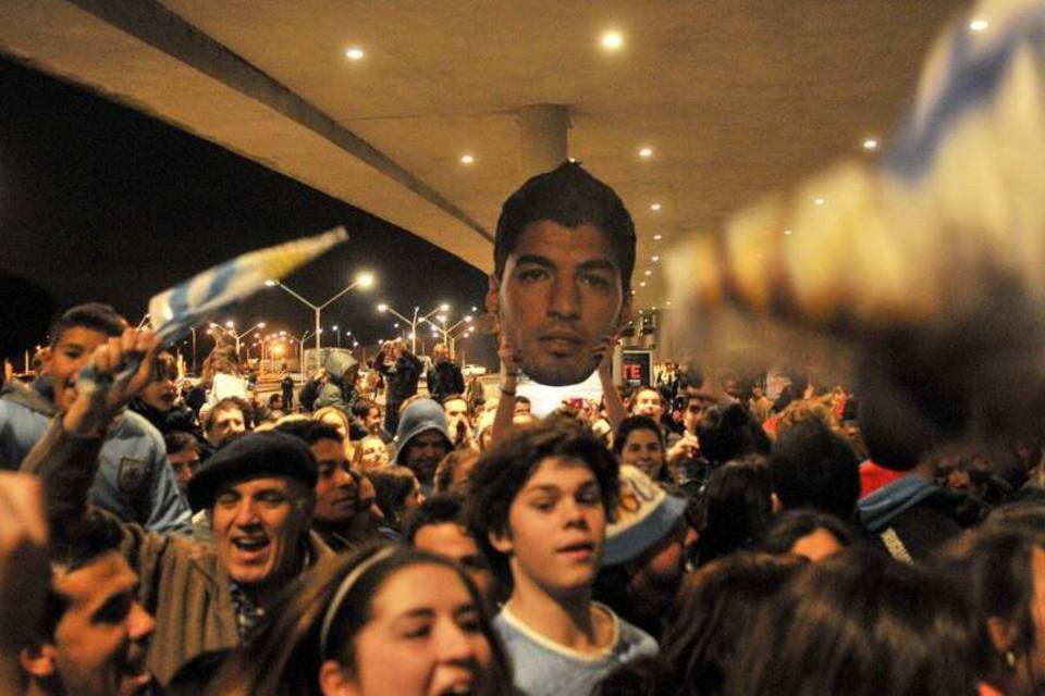 Multidão aguarda chegada de Luis Suárez a Montevidéu