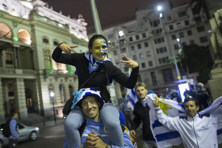 Torcedores do Uruguai comemoram em São Paulo a vitória sobre a Inglaterra (Oil Scarff/Getty Images)