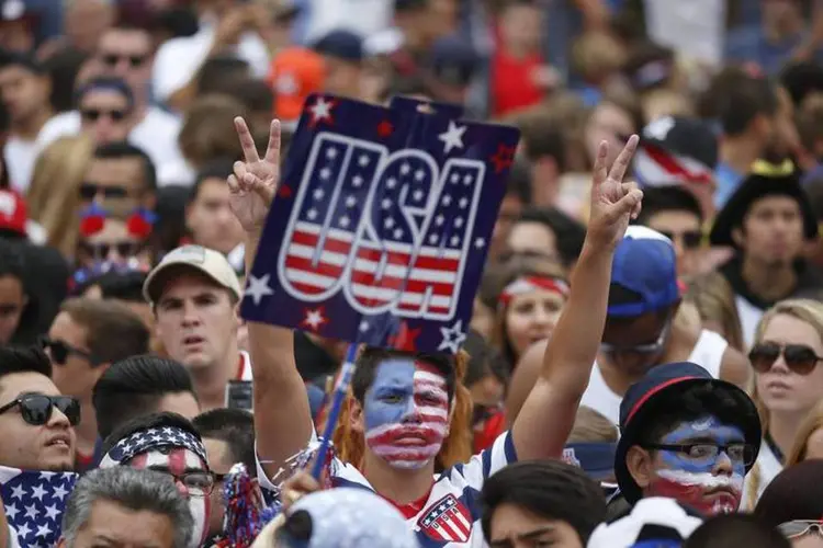 Torcedores comemoram a classificação dos EUA para a segunda fase da Copa, na Califórnia (Lucy Nicholson/Reuters)