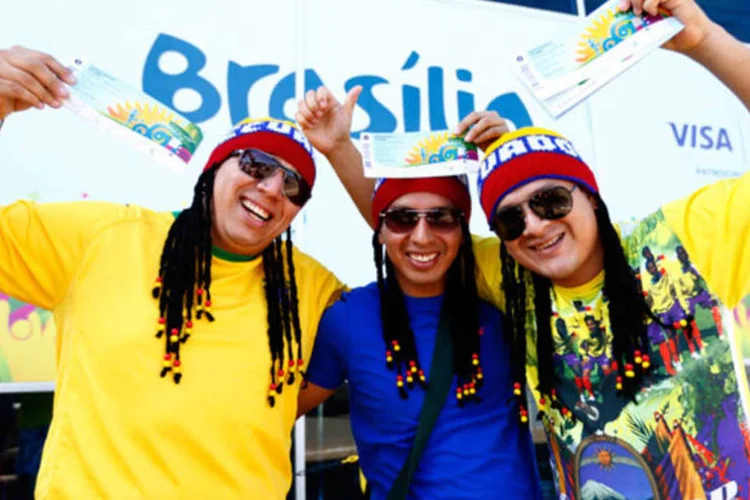Torcedores do Equador  mostram ingressos para partida contra a Suíça (Phil Walter / Getty Images)