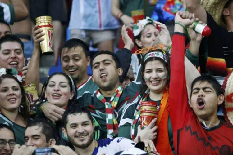 Mexicanos comemoram vitória sobre Camarões, na Copa do Mundo de 2014 (Jorge Silva / Reuters)