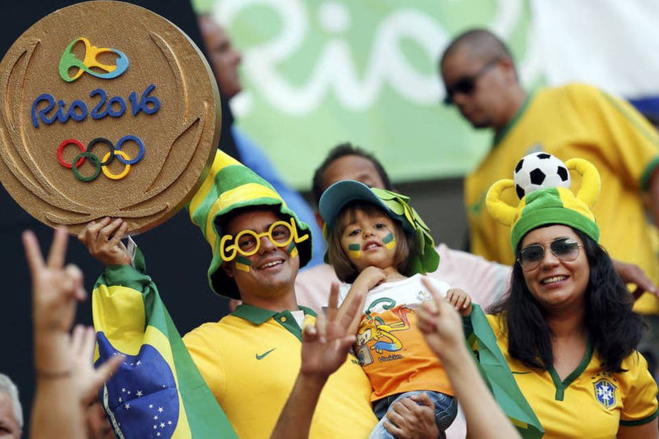 Famílias de verde e amarelo preenchem as arquibancadas