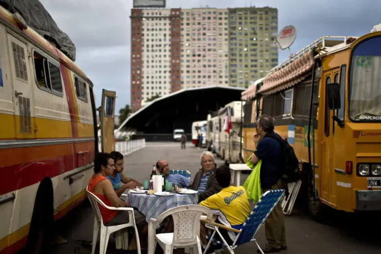 
	Torcedores argentinos acampados com suas vans no Rio de Janeiro
 (Dado Galdieri/Bloomberg)