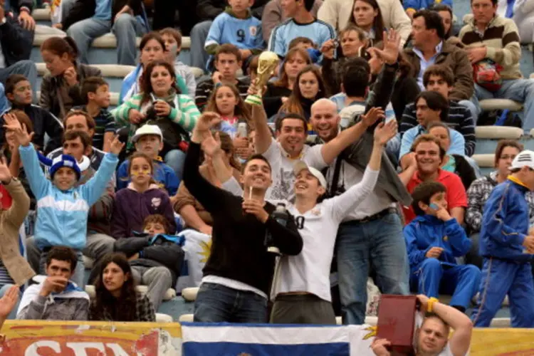 
	Torcedores uruguaios: ministras tamb&eacute;m sugeriram que uruguaios n&atilde;o comam alimentos de rua
 (AFP/Getty Images)