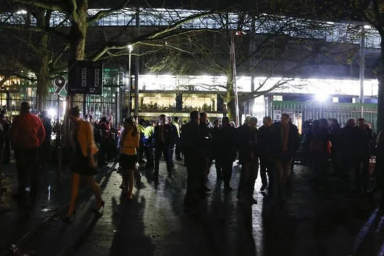 
	Torcedores deixam est&aacute;dio em Hanover: agressores planejavam levar os explosivos para dentro do est&aacute;dio em uma ambul&acirc;ncia
 (Morris Mac Matzen/REUTERS)