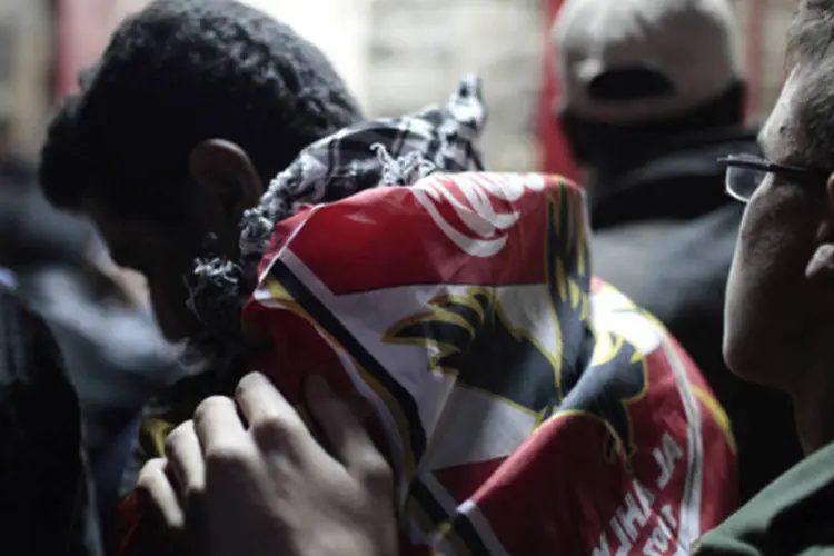 Torcedores lamentam vítimas da tragédia em Port Said: desde o grande confronto de 1º de fevereiro, o Campeonato Egípcio foi suspenso pela federação de futebol do país (Ed Giles/ Getty Images)