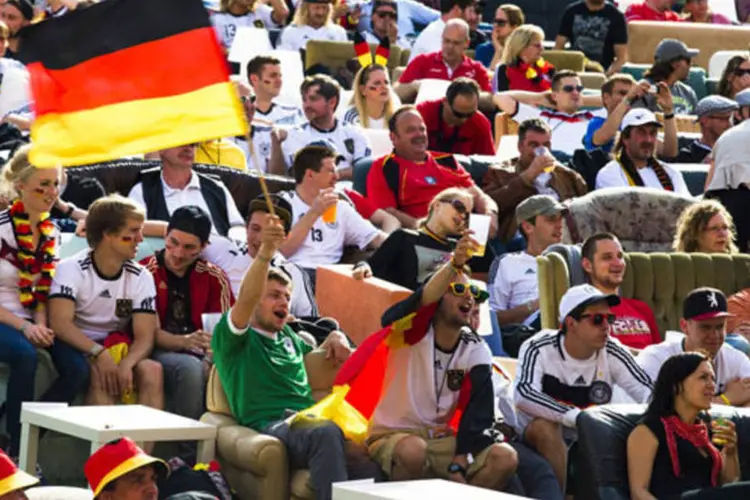 Torcida alemã assiste a jogo entre Alemanha e Portugal, em Berlim (Thomas Peter / Reuters)