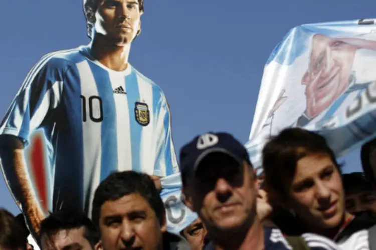 Torcedores argentinos carregam imagem de Lionel Messi, em Porto Alegre (Marko Djurica/Reuters)