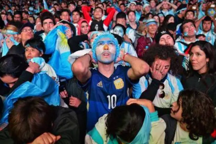 Torcedores argentinos assistem à partida pela final da Copa, em Buenos Aires (Carl de Souza/AFP)