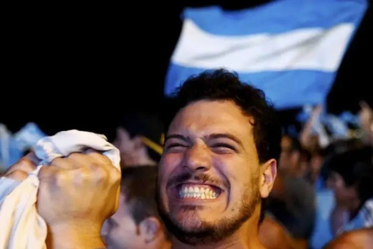 Torcedores da Argentina assistem à partida da semifinal na praia de Copacabana (Jorge Silva/Reuters)