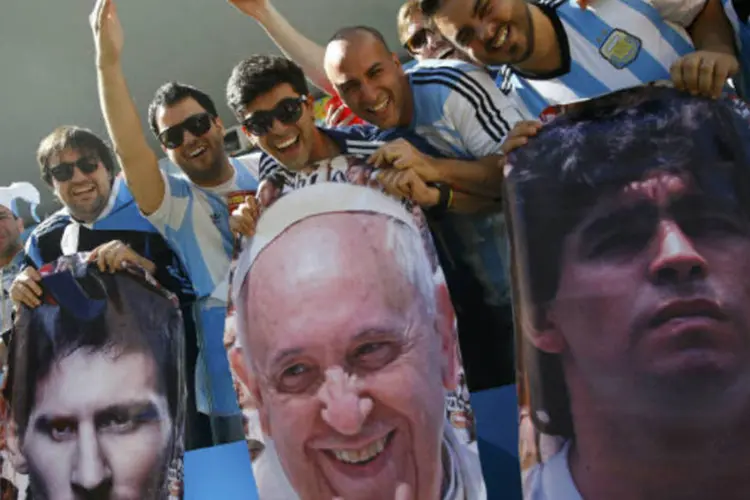 
	Torcedores argentinos com imagens de seus &iacute;dolos, no jogo contra a Su&iacute;&ccedil;a pela Copa
 (Kai Pfaffenbach/Reuters)