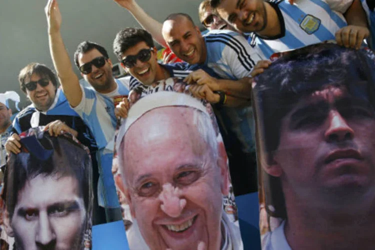 
	Torcedores argentinos: grupos buscam hospedagens alternativas durante o mundial
 (Kai Pfaffenbach/Reuters)