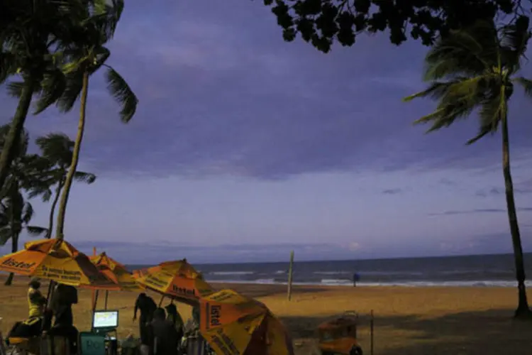 Pessoas assistem ao jogo do Brasil contra Croácia em praia, em Recife (Brian Snyder / Reuters)