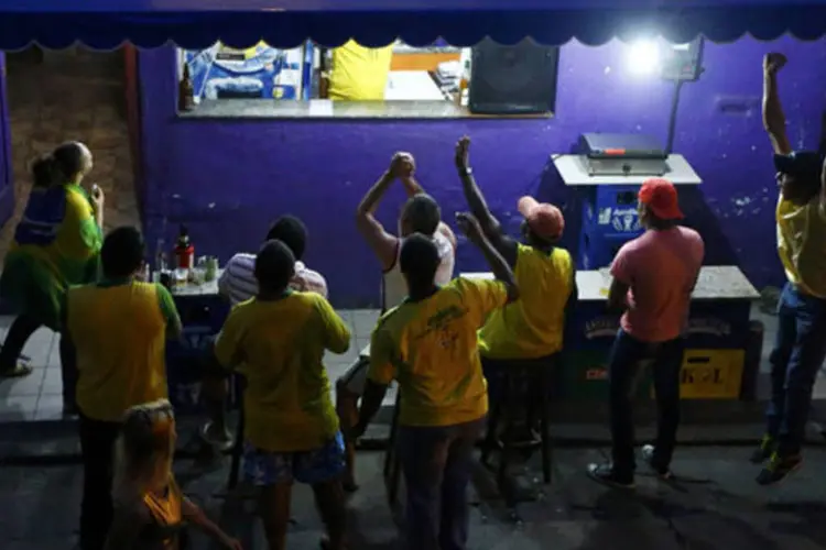 Torcedores comemora gol do Brasil na favela do Pavão-Pavãozinho, no Rio de Janeiro (Ricardo Moraes / Reuters)