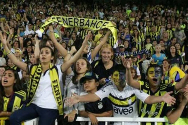 Mais de 40 mil mulheres e crianças lotaram o estádio do Fenerbahçe para assistir o jogo (AFP)