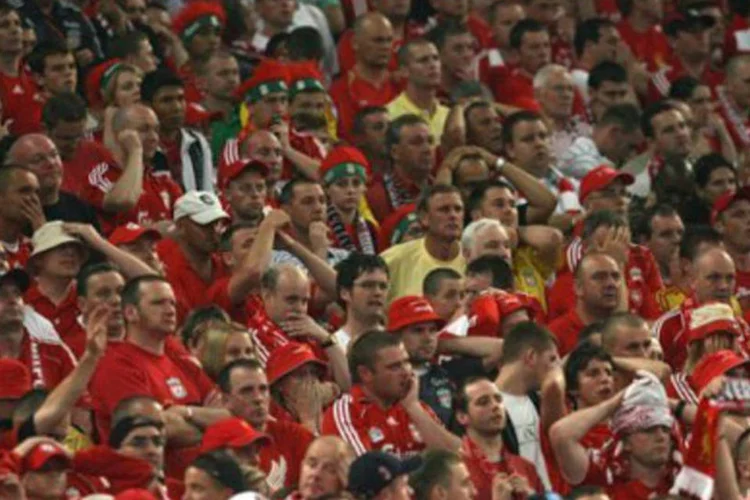 Torcida do Liverpool em jogo contra o Milan: fãs do clube nunca aceitaram os proprietários norte-americanos Tom Hicks e George Gilett (Paul Ellis/AFP)