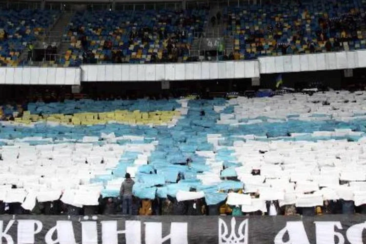
	Mensagem exibida durante partida entre D&iacute;namo de Kiev e SC Tavriya Simferopol
 (Anatolii Stepanov/AFP)