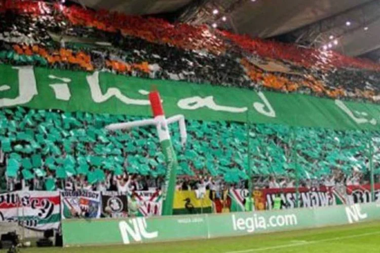 A faixa usada pela torcida do Legia durante a partida: clube pode ser punido (Bartlomiej Zborowski/AFP)