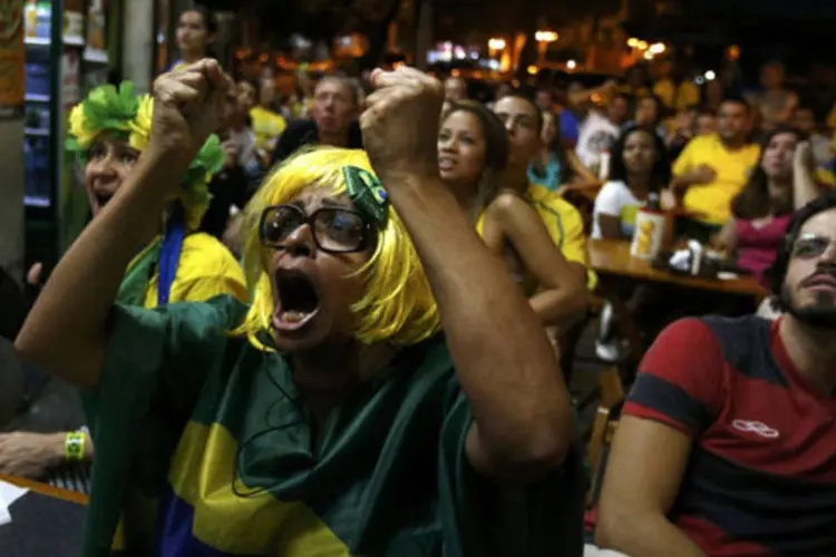 Torcedores, no Rio de Janeiro, comemoram gol do Brasil, contra Croácia (Pilar Olivares/Reuters)