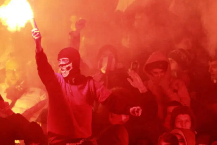 Torcedor do Spartak Moscou acende fogos de artifício durante a partida contra o Zenit St. Petersburg, no Estádio Luzhniki, em 30 de novembro (Dmitry Korotayev / Epsilon / Getty Images)