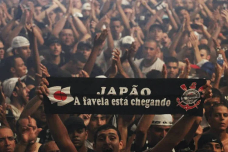 
	Torcedores do Corinthians: os corintianos j&aacute; se prepara para apoiar o time na decis&atilde;o do Mundial, que acontecer&aacute; no domingo, a partir das 8h30&nbsp;
 (REUTERS/Nacho Doce)