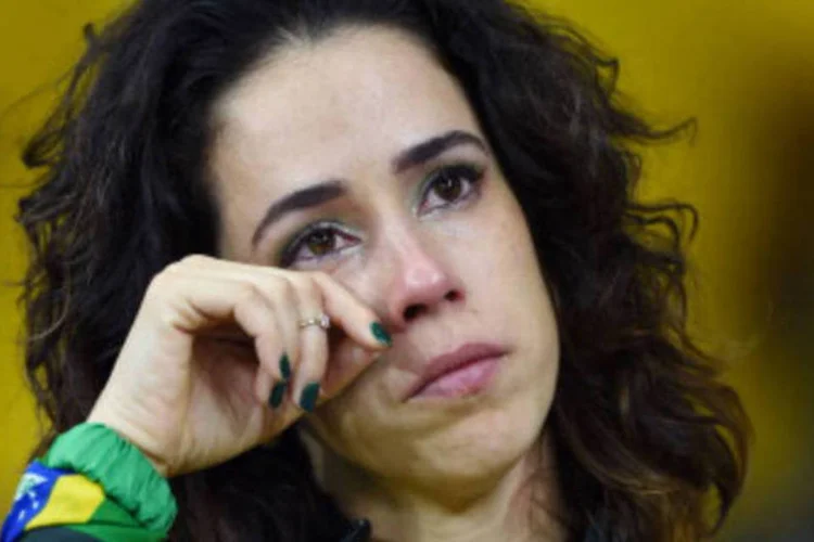 
	Torcedora brasileira enxuga as l&aacute;grimas ap&oacute;s derrota do Brasil para a Alemanha
 (Laurence Griffiths/Getty Images)