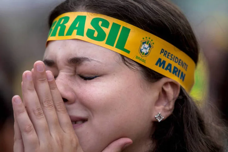 Torcedora do Brasil chora durante partida contra o Chile: pelo menos quatro torcedores com sintomas de princípio de enfarte foram atendidos no Mineirão (Victor Moriyama/Getty Images)