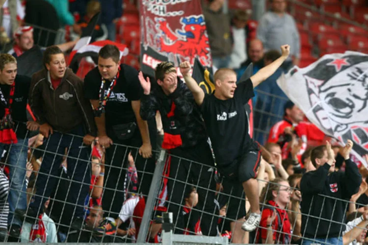 Torcedores do Bayer Leverkusen na Alemanha: o "Bild" revelou que a segurança dos estádios alemães tem um custo anual de cerca 100 milhões de euros para a Polícia (Johannes Simon/ Getty Images)