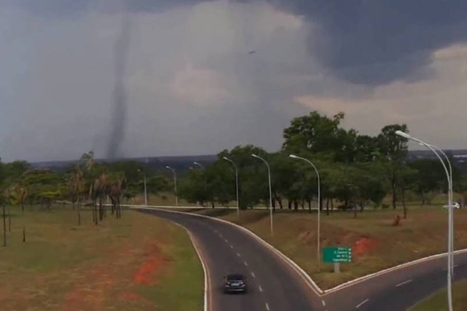 Trecho do vídeo que mostra a passagem de um tornado próximo do Aeroporto de Brasília (Reprodução/YouTube)