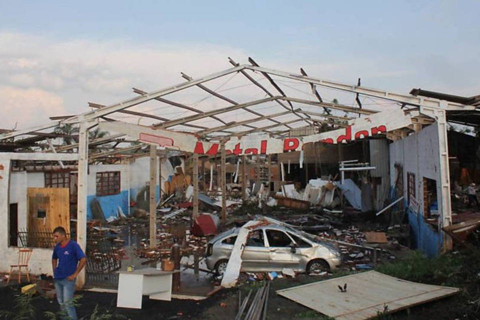 Tornado deixa 20 feridos e causa destruição no Paraná