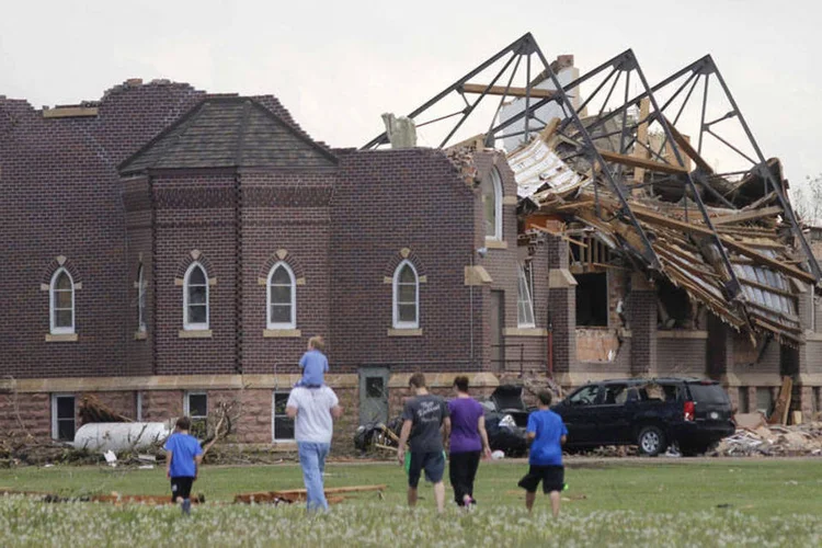 
	Im&oacute;vel sofreu s&eacute;rios danos com tornado: cerca de duas d&uacute;zias de tornados foram relatados na regi&atilde;o entre Texas e Dakota do Sul no domingo
 (REUTERS/Candy DenOuden/Mitchell Republic)