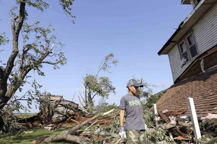 Destroços dos tornados que atingiram a cidade de Pilger, em Nebraska (Lane Hickenbottom/Reuters)