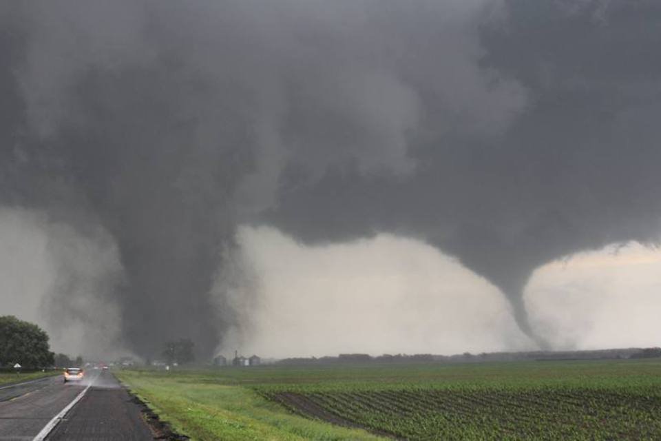 Dois tornados perto de Pilger, no estado americano de Nebraska (Dustin Wilcox/TwisterChasers/Reuters)