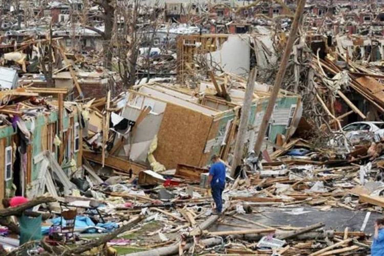Turbilhão de vento de alta velocidade que destruiu cerca de 2.000 edifícios em Joplin (Mario Tama/Getty Images)