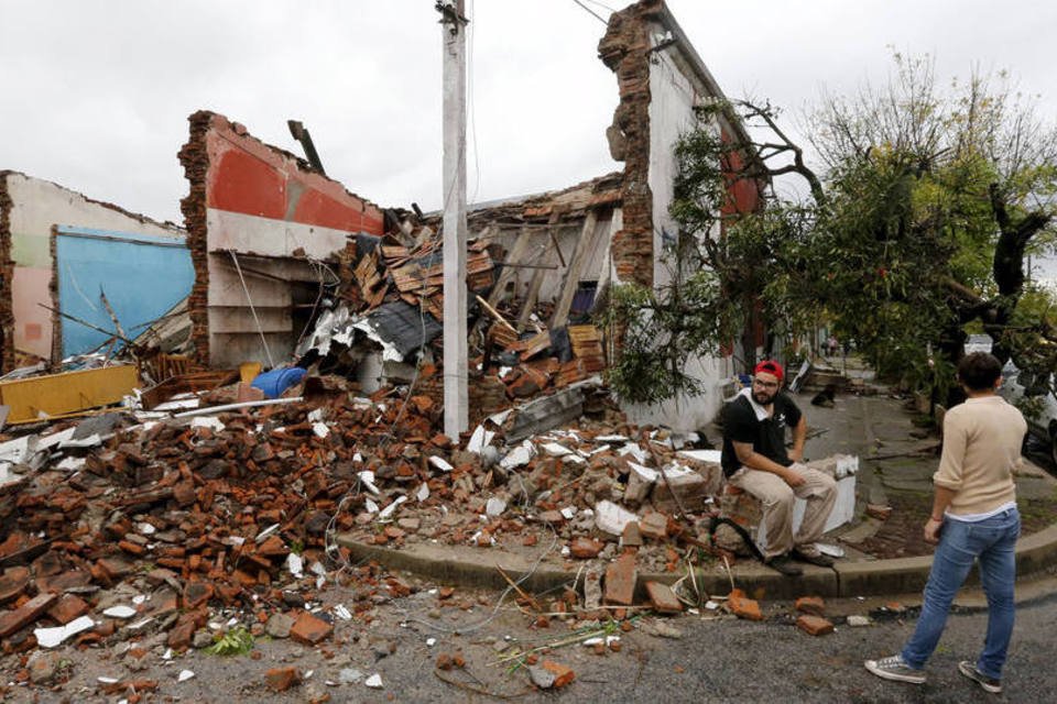 Passagem de tornado pelo Uruguai deixa cinco mortos