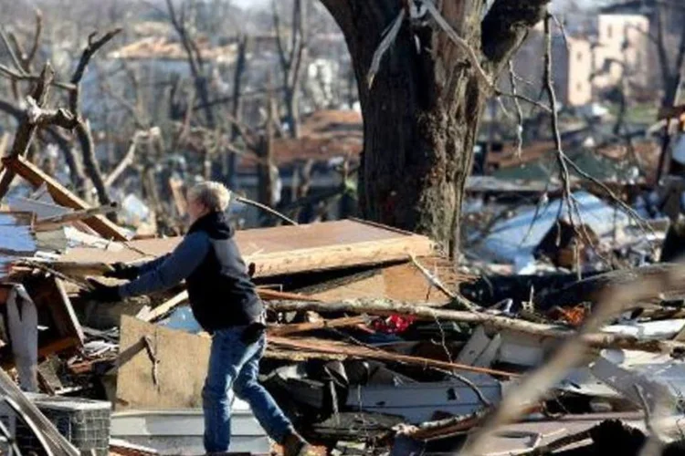 Destroços de tornado devastou Washington em 2013: imagens exibidas pelo canal local THV11 mostraram carros virados, casas destruídas e muitos escombros (Tasos Katopodis/AFP)