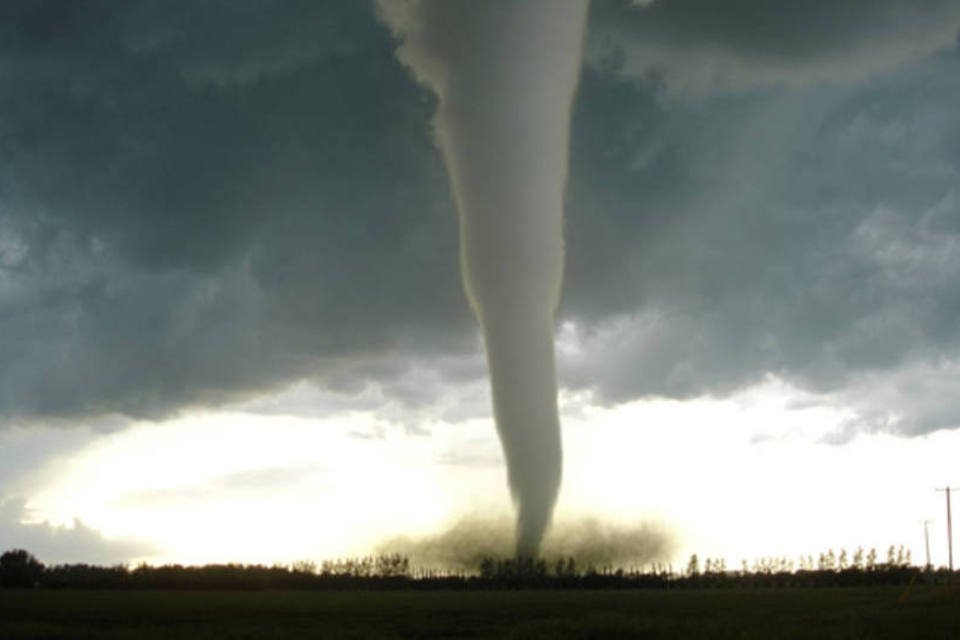 Tornados deixam pelo menos 10 mortos no meio oeste dos EUA