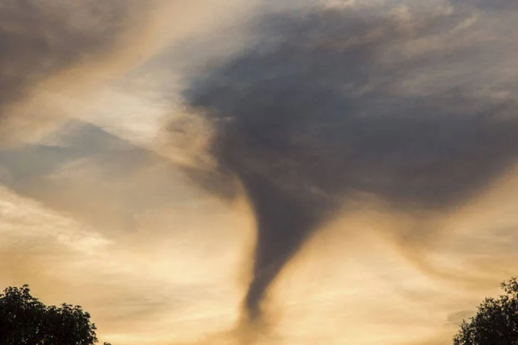 
	Tornado: em toda a &aacute;rea as autoridades fecharam estradas devido &agrave; queda de linhas de transmiss&atilde;o de energia
 (thinkstock)