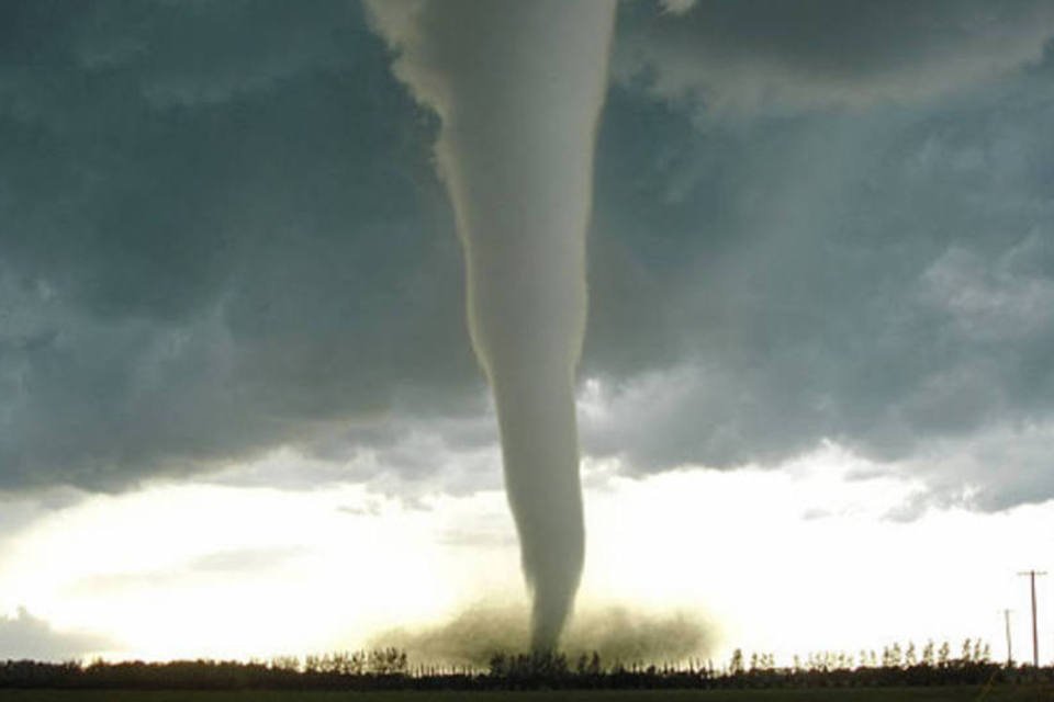 Tornado destrói 37 empresas em Taquarituba