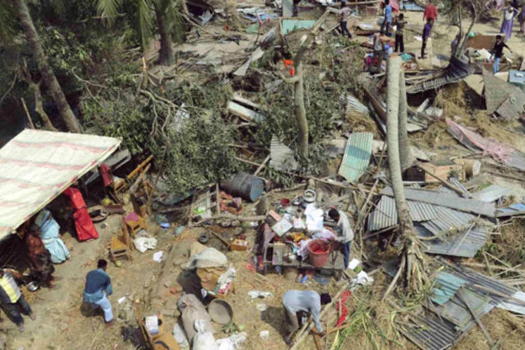 Vilarejo destruído após a passagem do tornado por Bangladesh (REUTERS/Stringer)
